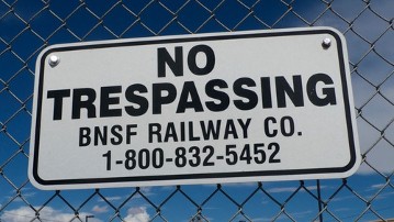 „Kein unerlaubtes Betreten!“, sagt das Schild der mexikanischen Bahngesellschaft direkt an der Grenze.