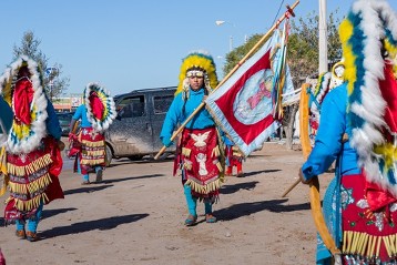 Um der Nationalheiligen, der Jungfrau von Guadalupe zu huldigenen, treffen in der Vorweihnachtszeit die „Matachines“ ein, Tänzer und Trommler in aztekischen Gewändern im Migranten-Viertel Carlos Chavira am Stadtrand von Ciudad Juarez.