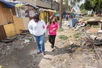 Im Viertel Olivar del Conde leben die Ärmsten der Armen an den Bahnschienen in Hütten aus Wellblech und Pappe. Indira Berrotarán (Projekt Yolia) besucht zusammen mit Guadalupe Alvarado ihr ehemaliges Zuhause.