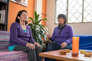 Schwester Maria Helena Cespedes Siabato mit einer Frau im Therapiezentrum im Barrio Amparo
