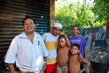 Jugendiche im Armenviertel Colonia Los Andes in San Salvador. Die Jugendarbeitslosigkeit ist immens in El  Salvador, junge Menschen haben hier nur sehr geringe Ausbildungs und Aufstiegsmöglichkeiten.Viele Jugendliche wenden sich daher den "Maras", den brutalen Jugendbanden Mittelamerikas zu.