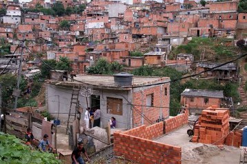 Häuser und Gassen in einer Favela im Distrikt Brasilandia im Norden von São Paulo