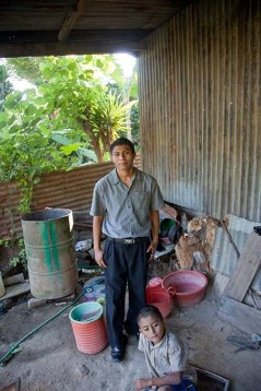 Luis Angel Garcia, 17 zuhause in Colonia Los Andes, einem Armenviertel von San Salvador. Luis macht beim Proyecto 2000 eine Computerausbildung. Das Proyecto 2000 ist ein Projekt der Erzdiözese San Salvador und bietet Bandenaussteigern und anderen Jugendlichen in Gefahr die Möglichkeit einer Berufsausbildung