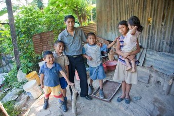 Luis Angel Garcia, 17 zuhause in Colonia Los Andes, einem Armenviertel von San Salvador. Luis macht beim Proyecto 2000 eine Computerausbildung. Das Proyecto 2000 ist ein Projekt der Erzdiözese San Salvador und bietet Bandenaussteigern und anderen Jugendlichen in Gefahr die Möglichkeit einer Berufsausbildung