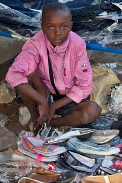 Markttag in der Grenzstadt Dajabón-diese junge Haitianer verkauft Schuhe.