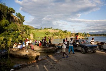 Nach dem Hurrikan Gustav trat der See von Miragoâne über die Ufer und machte die Hauptstrasse nach Les Cayes unpassierbar.