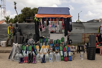 Die lokalen Geschäfte passen sich den Bedürfnissen der Migranten an. Wenn sie zuvor Gegenstände für Touristen wie Sandalen, Sonnenschirme usw. verkauften, verkaufen sie jetzt alles, was für die sechstägige Reise durch den Dschungel benötigt wird.