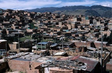 Wir schaffen eine andere Wirklichkeit
Maristenbauen mit Hilfe von ADVENIAT ein Gemeindezentrum, das am Stadtrand von Bogota den Ärmsten dienen soll.
Bogota
Bettler und Händler in der Altstadt