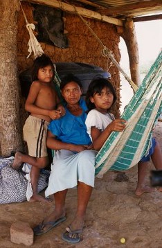 Schwierige Mission 
Indigena-Pastoral in der unwegsamen "Guajira-Wüste"
JE K 18 / 19.Uribia,Wayuu-Rancheria,Familie
