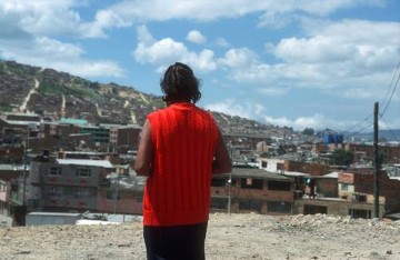 Kolumbien/Bogotá
Die Expansion der Armenviertel im Süden
Illegal aber geduldet, Kinder und Bewohner aus der Brettersiedlung "La Maranera" in den Bergen im Süden Bogotás.