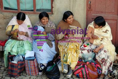 Wider den Machismo: Wie Frauen anpacken, während manche Männer resignieren.


Fingerpuppenprojekt in El Alto Bolivien. In einem Projekt lernen Aymara Frauen das Stricken von Fingerpuppen, um sich ihren Lebensunterhalt zu sichern.
