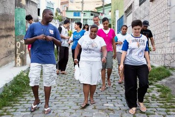 Mitglieder der Aliança de Misericórdia, Bruderschaft São José in Rio de Janeiro, im Gespräch mit Bewohnern des Viertels