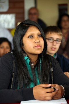 Das Liceo Intercultural tecnico profesional "Guacolda" bietet jungen Mapuche eine Ausbildung im Bereich Gastronomie, Verwaltung, Erziehung oder Ökonomie. Porträt von Schülerinnen.