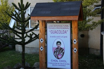 Das Liceo Intercultural tecnico profesional "Guacolda" bietet jungen Mapuche eine Ausbildung im Bereich Gastronomie, Verwaltung, Erziehung oder Ökonomie. Aufnahme des Namensschildes vor der Schule.