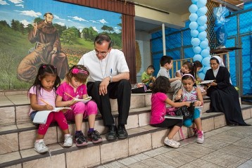 Weihbischof Rosa Chávez im Kindergarten der Pfarrei