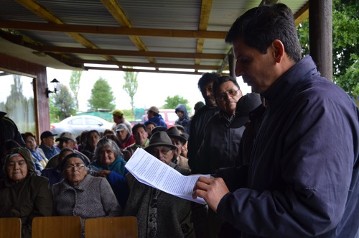 Ein Lonco, einer der Anführer der fünf Mapuche-Gemeinden der Region Ayumapu, trägt der Adveniat-Delegation die Inhalte des Briefes vor.
