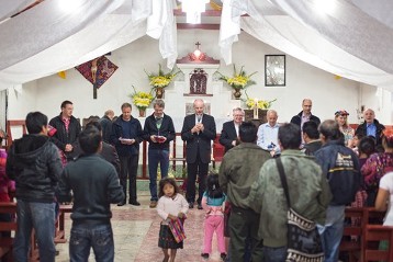 Empfang im Mayadorf Chucipaca - Gemeinsames Gebet in der Kapelle.