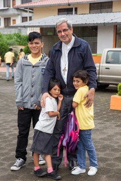 Bischof Rafael Cob García mit Schülern vom Projekt Encuentro