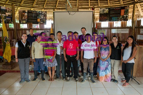 Gruppenbild mit Dorfversammlung und Caritas-Delegation
