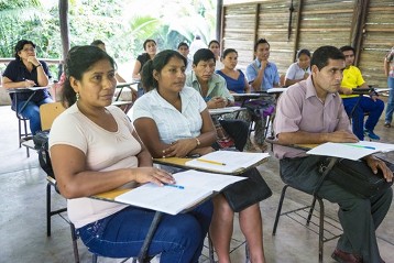 Weiterbildungs-Kurse für Lehrer und Lehrerinnen im Ausbildungs-Institut Fé y Alegria in der Region Chiriaco.