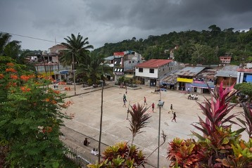 Blick auf den Hauptplatz der Amazonas-Stadt Santa Maria de Nieva kurz vor einem Gewitter.