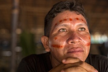 Armindo Goes Melo ist Generalsekretär der Yanomami-Organisation „Hutukara“ -hier zu Besuch im Yanomamidorf Watoriki.