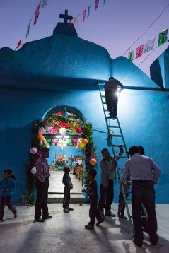 Frauen in traditionellen Trachten schmücken im Bergdorf San Marcos die Kapelle (Fiesta „Jungfrau von Guadalupe“)