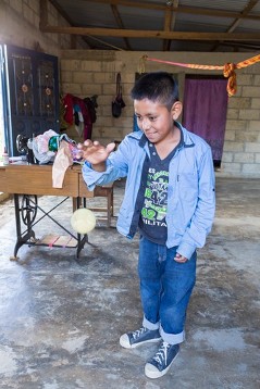 Der elfjährige Jeremías Rodriguez Mendez, ein tzeltal-Junge aus den Kaffeebergen von Chiapas. Er erzählt aus seinem Alltag. Arbeiten gehört genauso dazu wie lernen für die Schule.