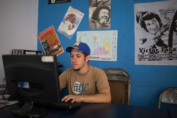 Ernesto Rodríguez arbeitet am Computer im Sitz/im Büro von JOC Venezuela en Caracas.