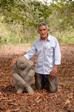 Joao Luis da Costa, 66 Jahre, mit der Skulptur "Preso" (dt.: "Gefangener") des Künstlers Juciliano Rovani Budrys, Unterkunft für befreite Sklaven der CPT Casa Dona Olinda, Araguaina