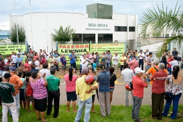 Kleinbauern demonstrieren vor dem Büro der Landreformbehörde INCRA für die Zuteilung des Landes auf der von ihnen besetzten "Fazenda Levinha"