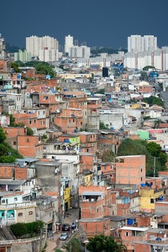 Favela-Komplex Brasilandia in der Nord-Zone vor den Hochhäusern des Stadtzentrums