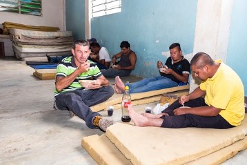 In der Kapelle Santa Marta in Salto de Agua finden Migranten für ein paar Tage Zuflucht. Steyler Missionare und Freiwillige aus der Pfarrei kümmern sich um die Menschen vor allem aus Honduras und El Salvador, die aus ihren Heimatländern fliehen und sich auf den gefährlichen Weg in die USA machen. Alfredo Maya, 56, (links) stammt aus Honduras.
