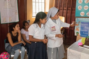 Hermana Rosa Emilia Perez Granado in einem Kurs über Hygiene