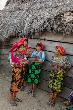 Kuna-Frauen am Straßenrand