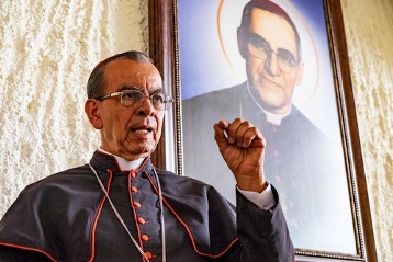 Kardinal Rosa Chávez vor einem Bild Óscar Romeros in der Kirche, wo dieser am 24. März 1980 erschossen wurde. Chávez ist ein Wegbegleiter Romeros, die beiden kannten sich gut.