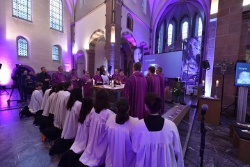 Unter dem Motto „Chancen geben – Jugend will Verantwortung“ hat das Lateinamerika-Hilfswerk Adveniat die bundesweite Advents- und Weihnachtsaktion der katholischen Kirche am 2. Dezember 2018 in Wiesbaden eröffnet.