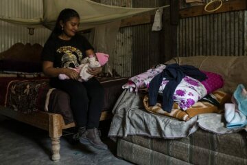 Paulina Mendez versucht, ihr Baby zu beruhigen. Sie, ihr Mann und ihre Tochter leben in einem schuppenartigen Zimmer im Innenhof des Hauses ihrer Schwiegermutter. Sie haben keine Privatsphäre und auch fast kaum Platz.