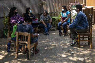 Nach fast einem Jahr trifft sich Paula  Regueiro (rechts) wieder mit Mitgliedern der Frauengruppe von San Bartolo de Coyotepec. Auch dort hat die Gewalt gegen Frauen in Zeiten von Corona massiv zugenommen. Die Pandemie zwang viele Frauen, über ein Jahr lang eng mit ihren Peinigern zusammenzuleben.