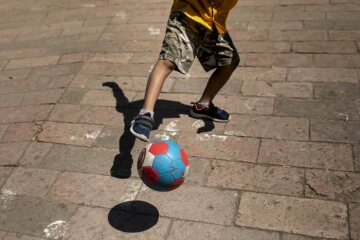 Henry (8), spielt mit anderen Kindern Fußball in einem Park in Mexiko-Stadt. Leider hat er in seinem jungen Alter zu viel häusliche und bandenbezogene Gewalt erlebt.