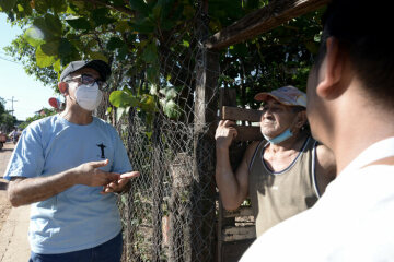 Ricardo Gonzalez im Gespräch mit Anwohnern, die nahe der Müllhalde Cateura leben.