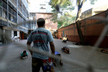 Jugendliche und Kinder betreiben Sport im Innenbereich des Gemeindezentrums der Sozialpastoral von La Chacarita.