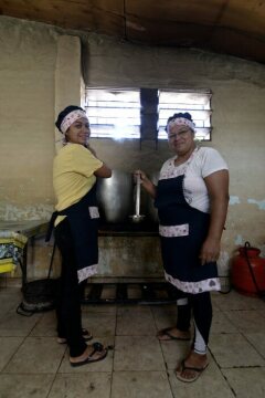 Paola Alegro und Sandra Alfonso helfen in der Suppenküche von Padre Velasco.