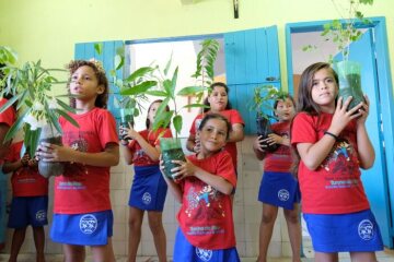 Kinder im Jugendzentrum Turma do Flau proben einen Auftritt zum Thema "Umwelt".