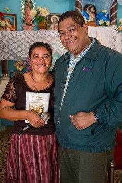 Reina Juventina Casco mit Padre José Adalberto Palma Gómez beim Wortgottesdienst in der Kapelle von Pueblo Nuevo