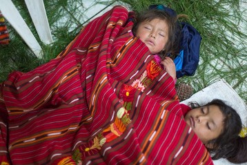 Viele kleine Kinder schlafen schon in der Kapelle im Mayadorf Tzanimacabaj.