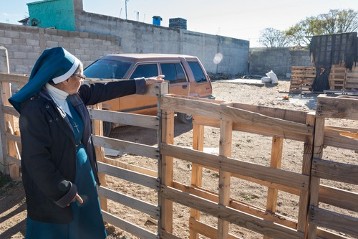 Schwester Esperanza Soleida zeigt den Bauplatz für das neue Schwestern-Heim. Adveniat unterstützt die Schwestern beim Bau.