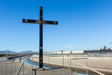 Das große Kreuz an den Grenzanlagen soll an den Papstbesuch im Februar 2016 erinnern.