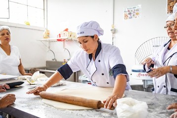 26.09.2018 Jaén, Peru. Yasmeri Zurita Montoya (m) besucht einen Kurs für Bäckerei im Ausbildungszentrum Cetpro. Ca. 200 Jugendliche erhalten in diesem Zentrum eine berufliche Grundausbildung.