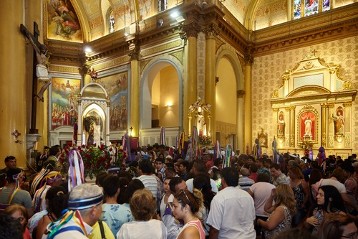 Prozessionsteilnehmer/innen des Tinkunaco-Festes berühren die Heiligenfiguren San Nicolas de Bari und Niño Jesús Alcalde in der Kathedrale